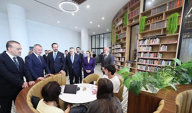 Zorlu’dan Büyükakın’a övgü:  “Kendisi sadece hizmet üretmiyor, kavram da üretiyor”